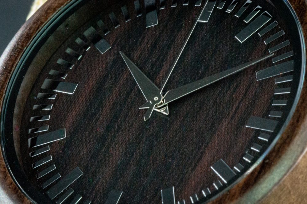 Reloj de madera de sándalo modelo Kurai - Image 7