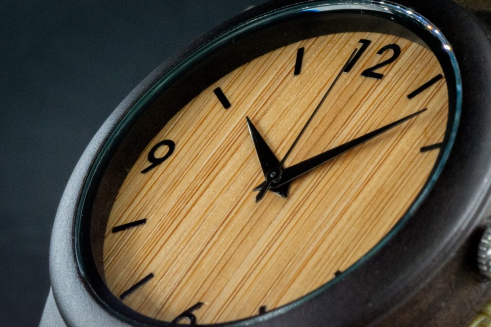 Reloj de pulsera de madera con números en la esfera modelo Terral - Image 7