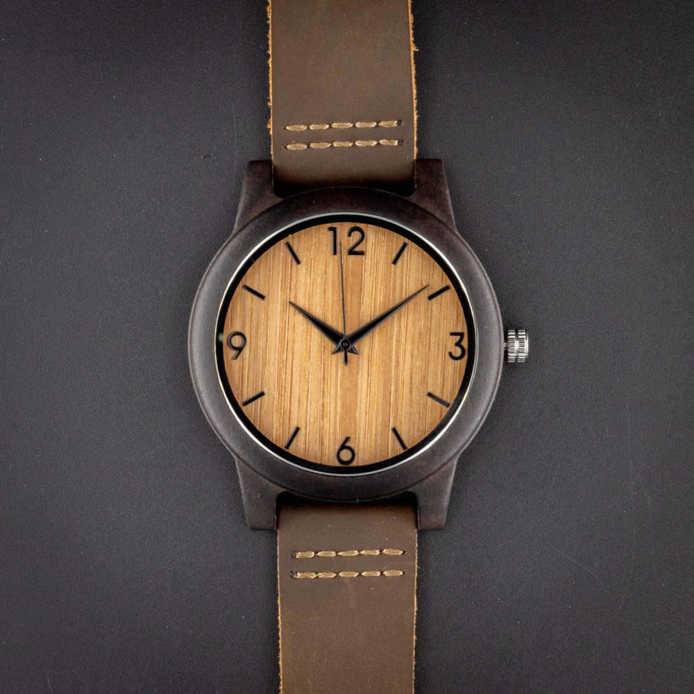 Reloj de pulsera de madera con números en la esfera modelo Terral - Image 4