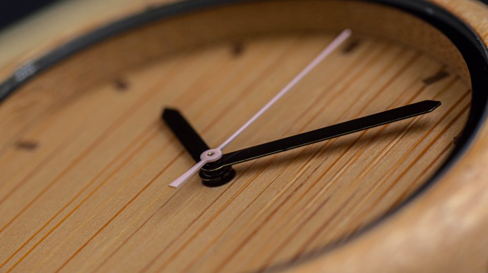 Reloj de madera Cockney Flamingo (39 mm) - Image 6