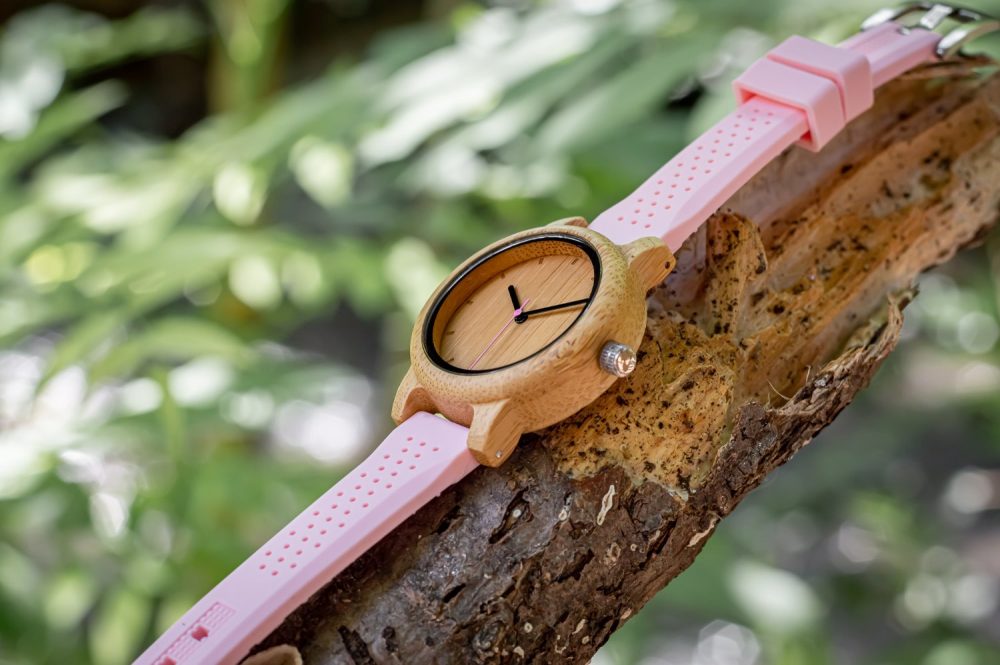 Reloj de madera Cockney Flamingo (39 mm) - Image 3