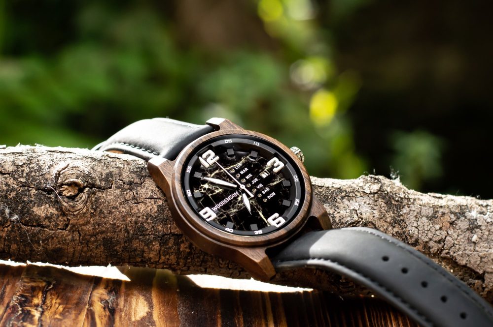 Reloj de madera de sándalo Patagonia - Image 3