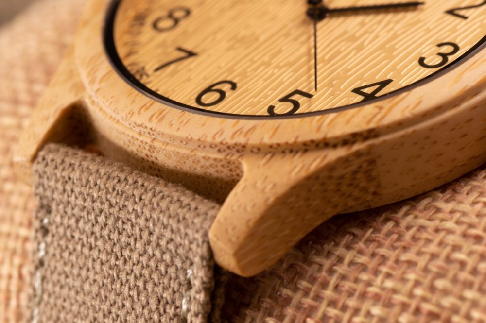 Reloj de madera de Bambú con correa de tela modelo Yellowstone - Image 5