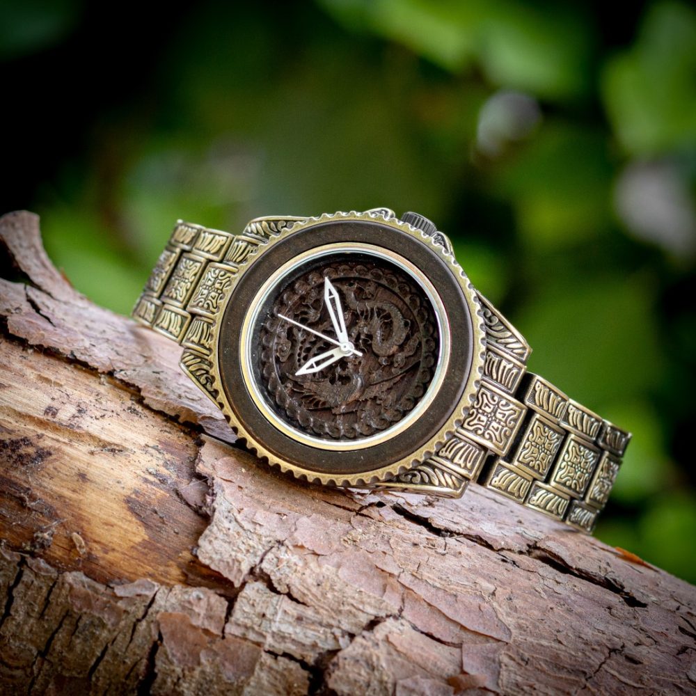Reloj de madera de ébano y acero dorado Zerain