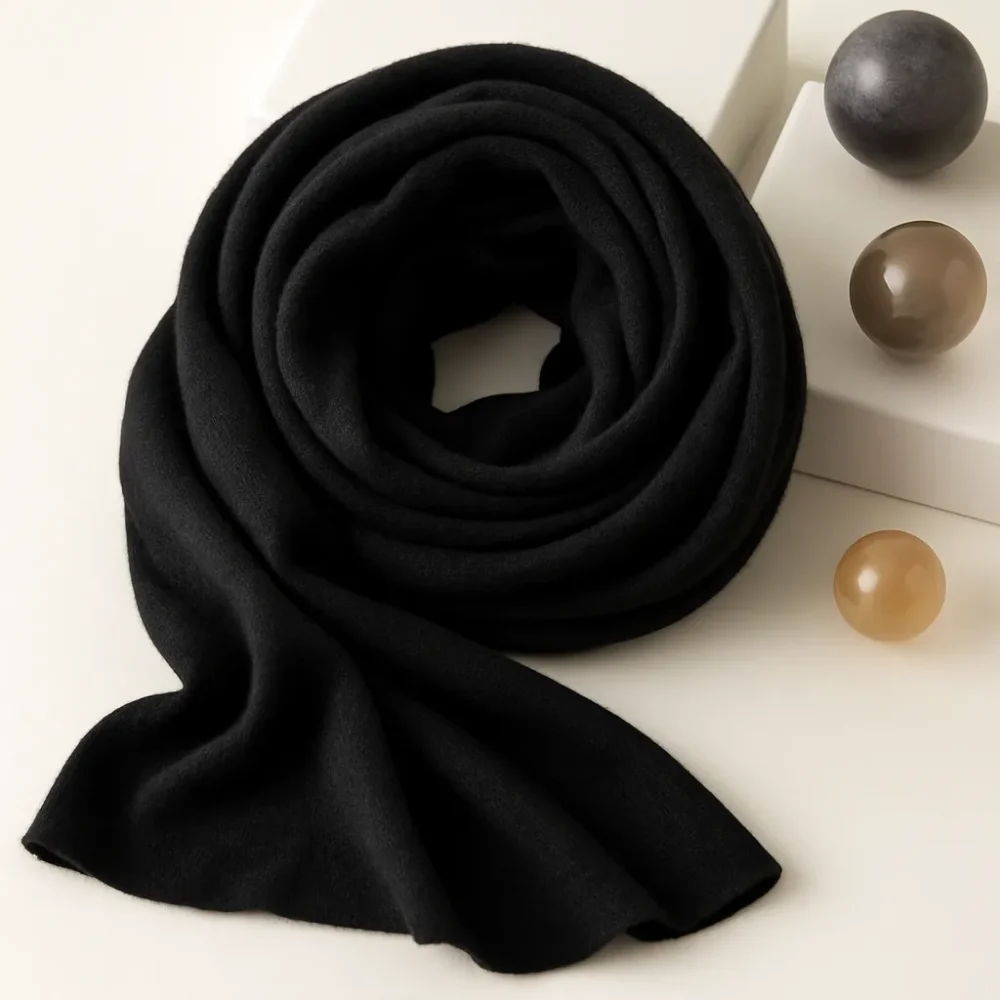 NEGRO PROFUNDO. Bufanda 100% Cashmere.  The Edit 2025